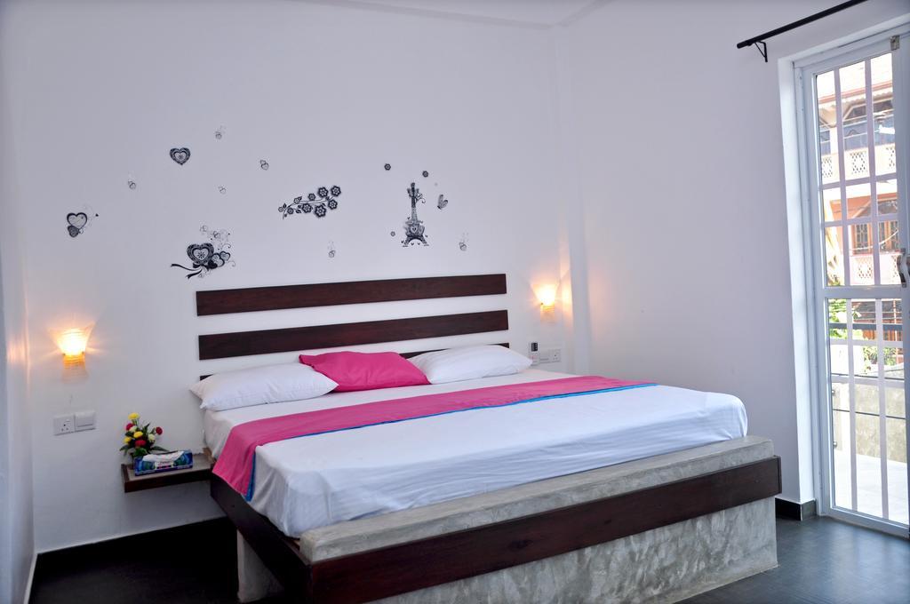 Petit Guest House Negombo Esterno foto