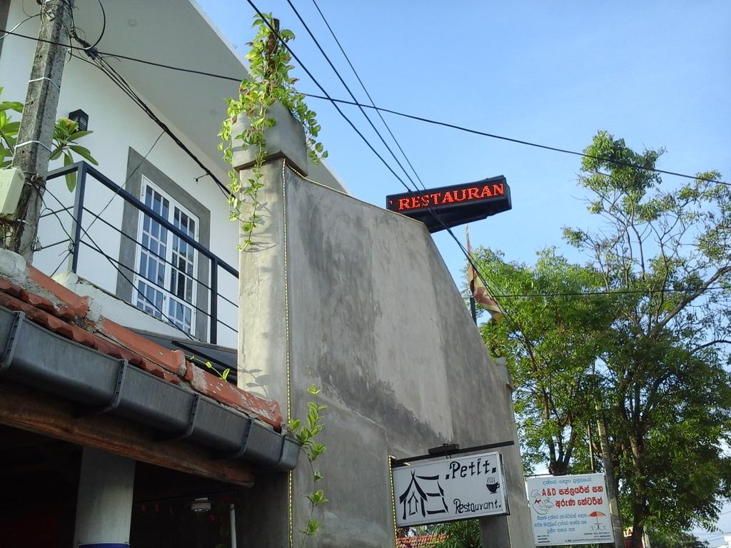 Petit Guest House Negombo Esterno foto