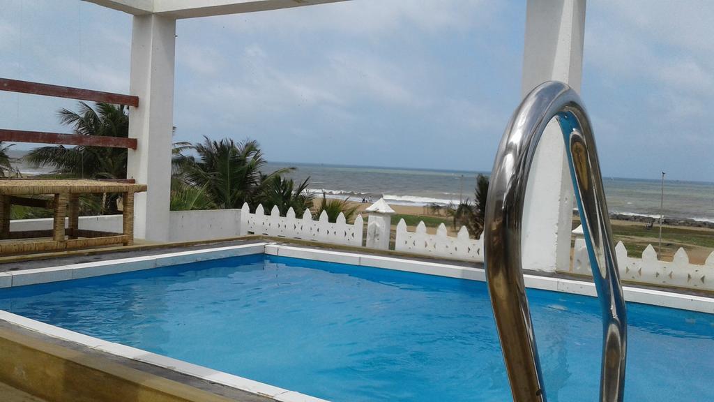 Petit Guest House Negombo Esterno foto